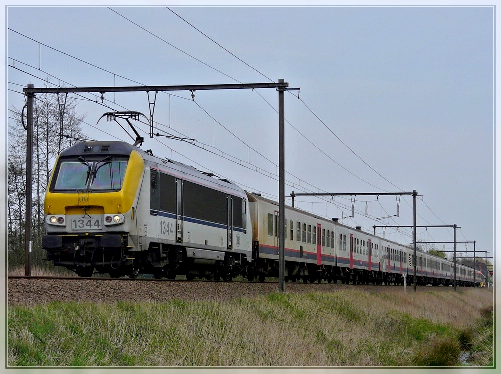 HLE 1344 is hauling M 4 wagons through Hansbeke on April 10th, 2009.