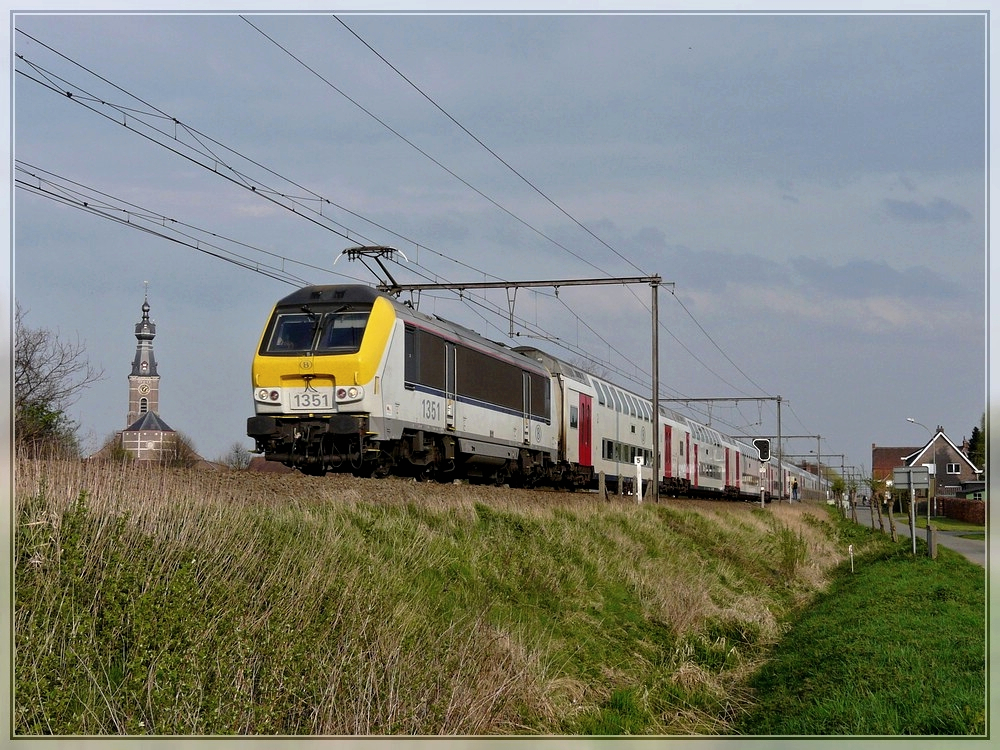 HLE 1351 with bilevel cars is running through Hansbeke on April 10th, 2009.