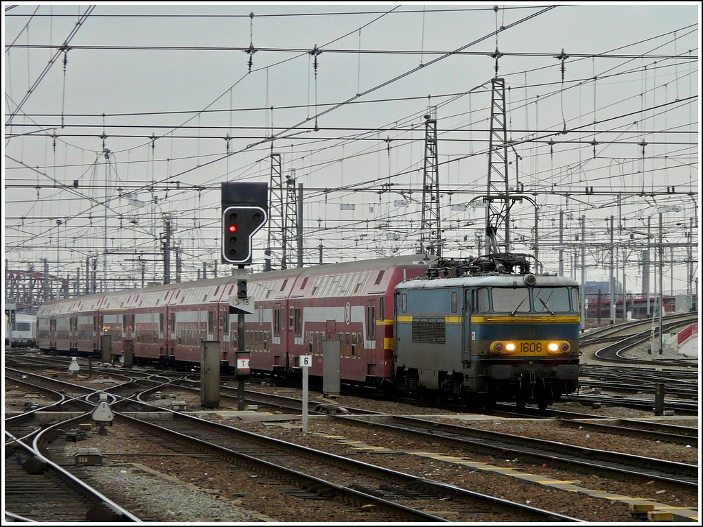 HLE 1606 with M 5 wagons is arriving in Bruxelles Midi on March 7th, 2008.
