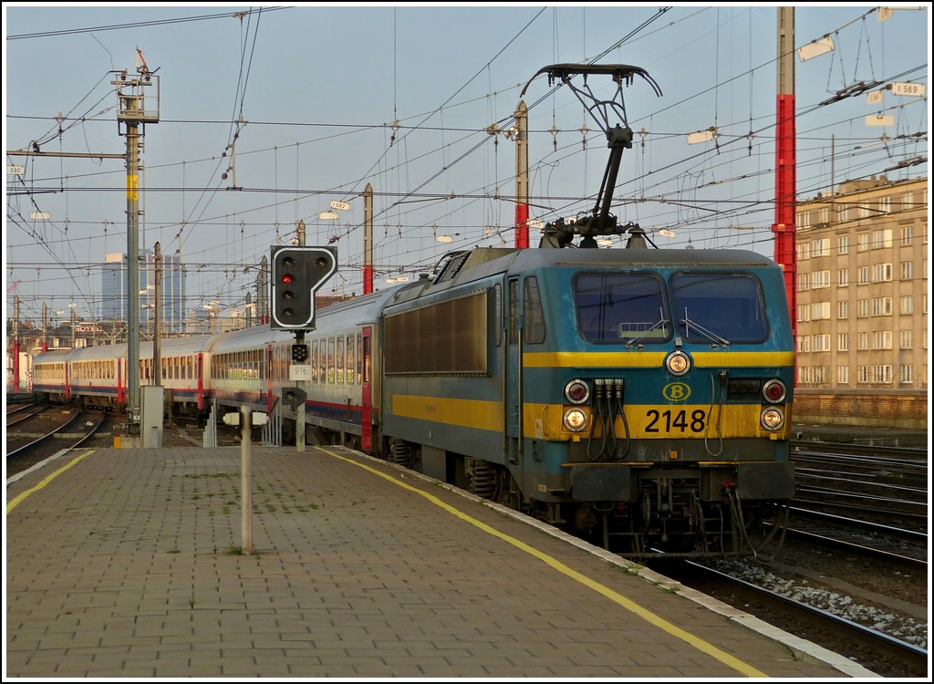 HLE 2148 is arriving with a P train in Bruxelles Midi on March 23rd, 2012.