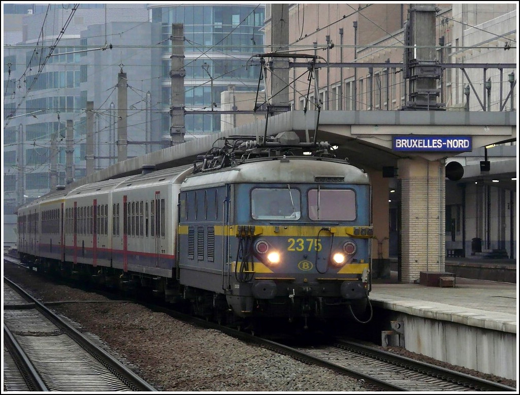 HLE 2375 with M4 wagons pictured in Bruxelles Nord on February 27th, 2009.