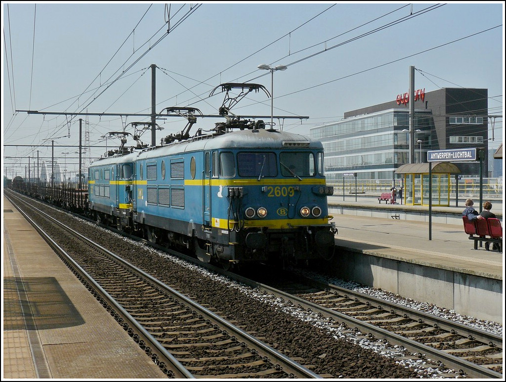 HLE 2609 and HLE 2627 are hauling a freight train through the station Antwerpden - Luchtbal on June 23rd, 2010.