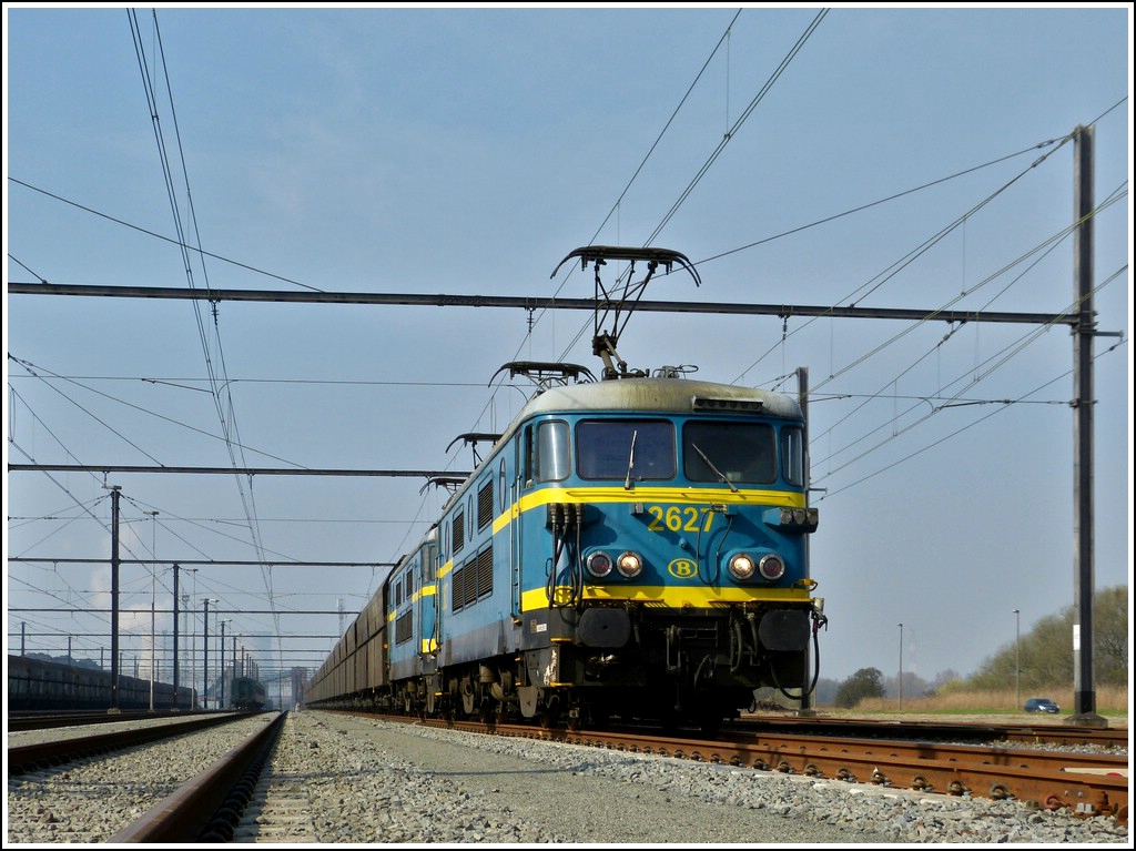 HLE 2627 and 2633 pictured with a freigth train in Antwerpen Noord Zandvliet during the special journey  Adieu Srie 26  on March 24th, 2012.