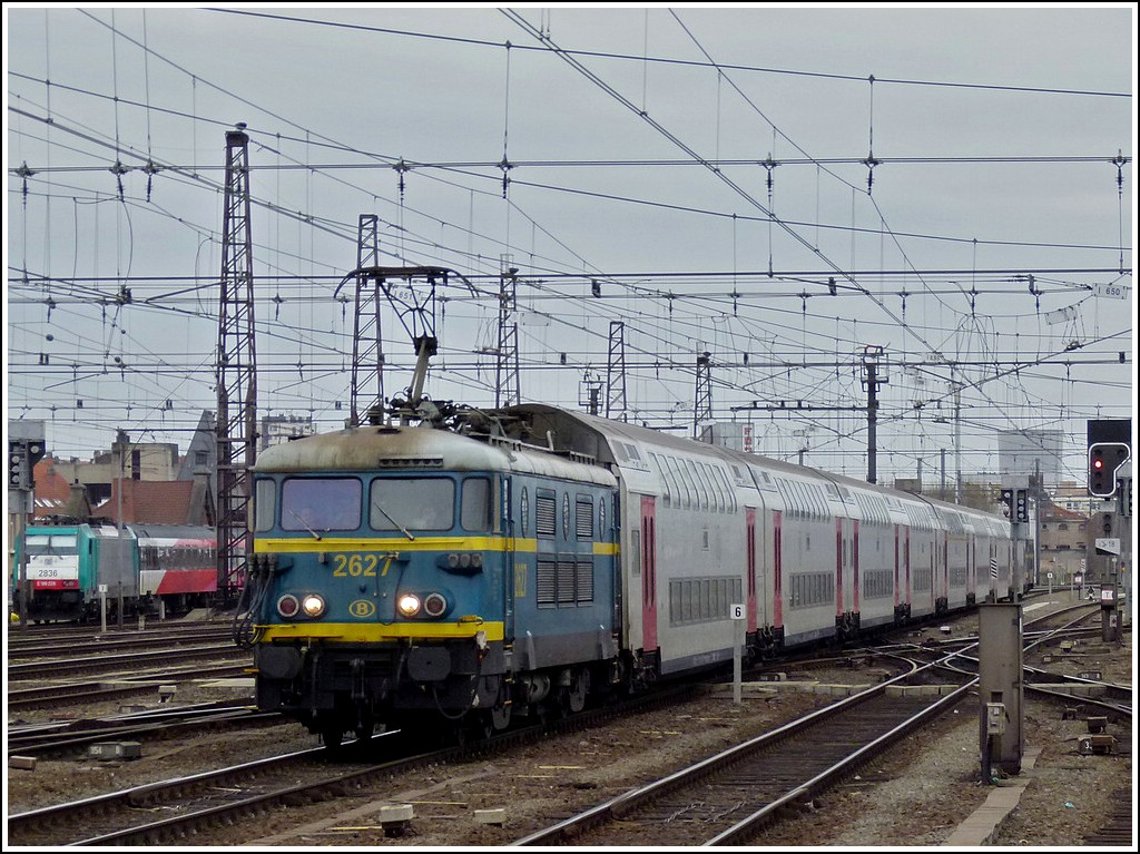 HLE 2627 is hauling a local train into the station Bruxelles Midi on February 6th, 2011.