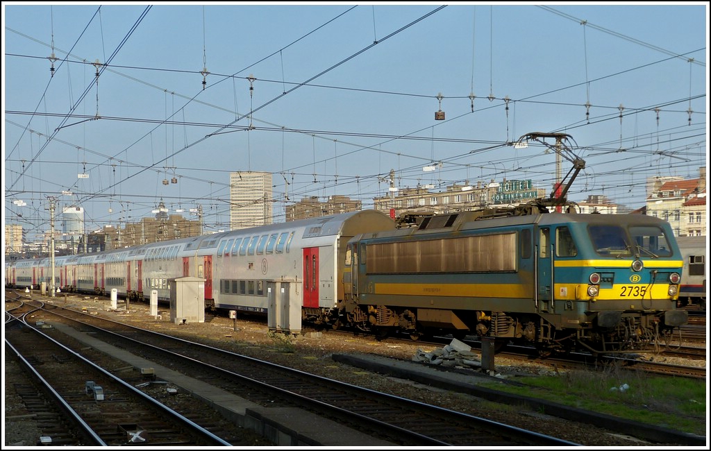 HLE 2735 with bilevel cars is arriving in Bruxelles Midi on March 23rd, 2012.