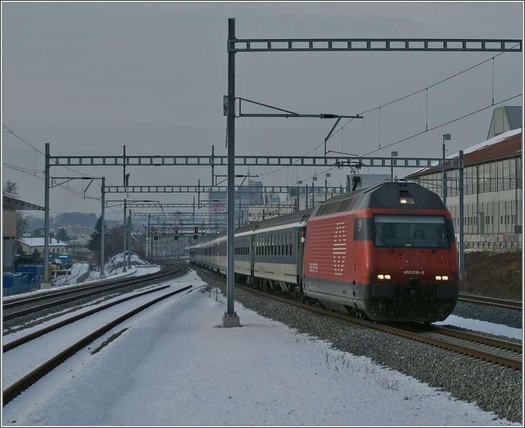 In dark after noon runs the SBB Re 460 018-5 with his IR to Brig without stop trough the new Station Malley-Prilly.
18.01.2013