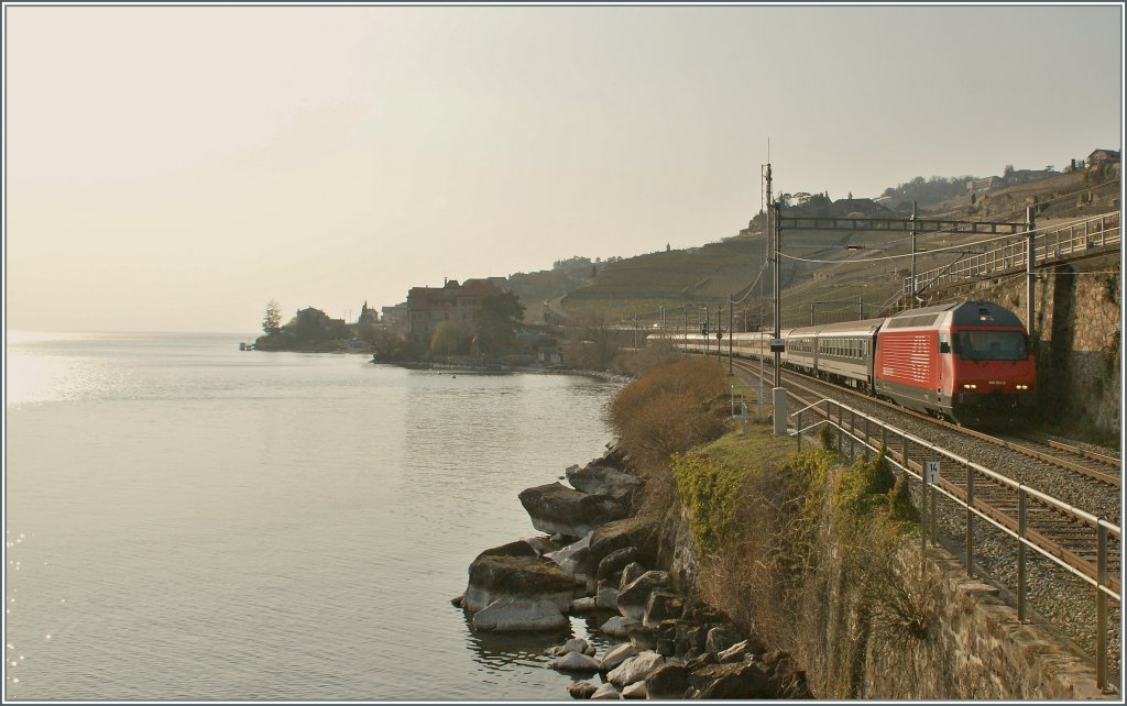 In the evening light between Rivaz an St Saphorin is running the SBB Re 460 051-8 with an IR to Brig.
25.03.2012