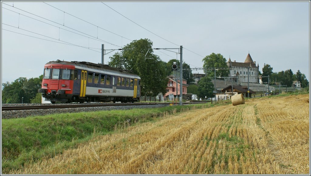 In the rush hours a RBe 4/4 is enough to assure the local traffic between Palezieux and Romont . by Oron, 10.08.2010