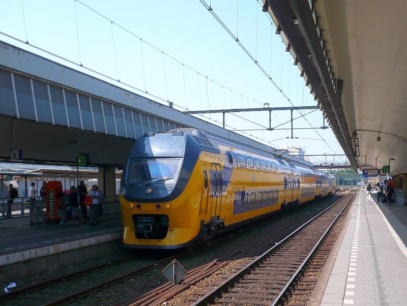 IRM unit on track 7 with the old platform at Rotterdam Centraal Station 23-06-2010.