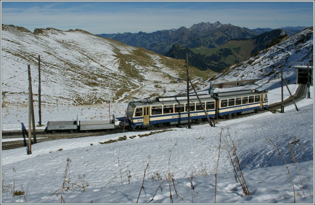 Is arriving on the Rochers de Naye summit Station: The MGN (Golden Pass groupe) BDeh 4/8 304. 
12.10.2011