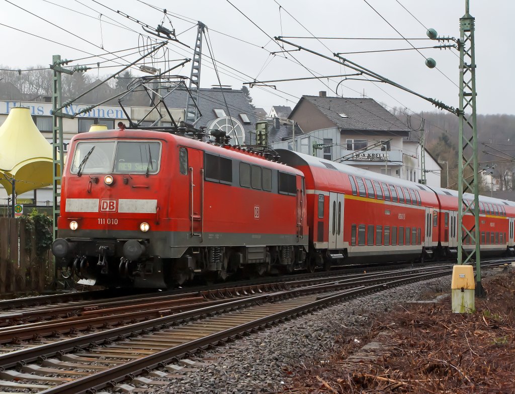 It is again driven Sandwich: The RE 9 (Rhein-Sieg-Express) Aachen - Cologne - Siegen, has left here at the station 08.01.2012 Betzdorf / Sieg and continue towards Siegen. Front pulls lok 111 010, and pushes behind locomotive 111075-8.