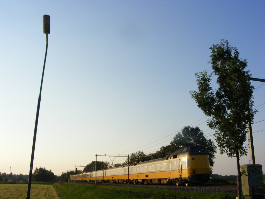 Koploper Intercity hauling for Amersfoort near Soesterpolder in sky-angle\26-7-20012
