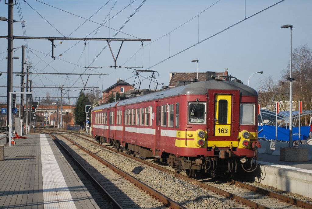 L train heading for Spa-Gronstre is leaving Welkenraedt station on 22nd February 2012; EMU type 62-63
