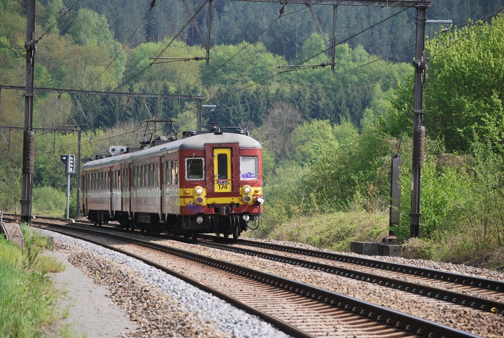 L train running between Verviers-Central and Lige-Palais, past Goffontaine in May 2010.