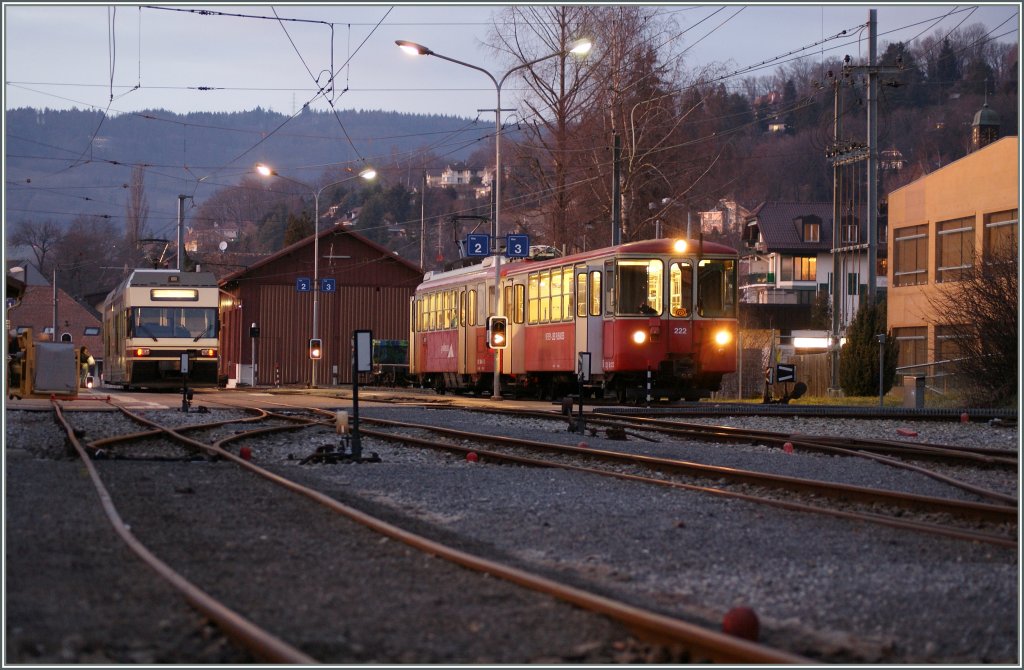 Late afternoon ambient in Blonay.
GTW to Vevey and BDeh 2/4 with his Bt 222 to les Pleiades. 
04.02.2011