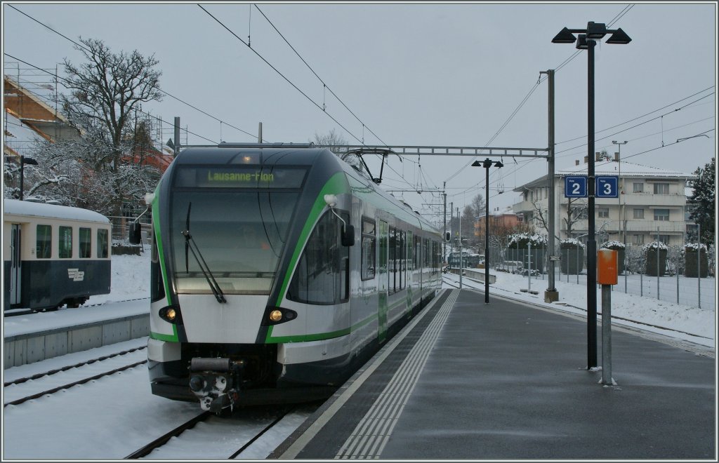LEB RBe 4/8 to Lausanne Flon is arriving at Cheseau. 
31.01.12