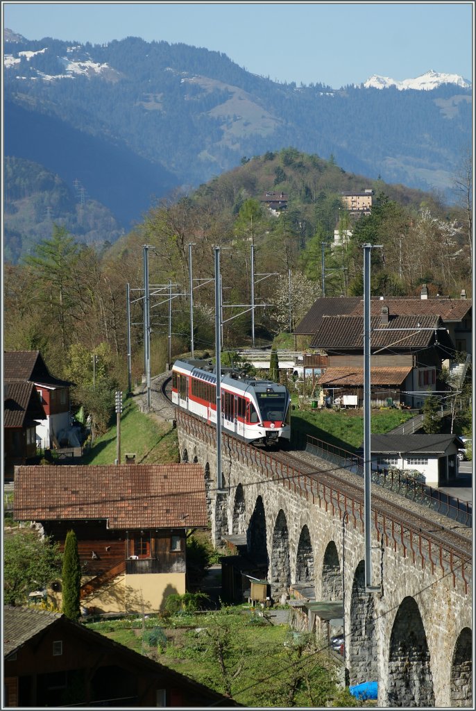 Local train 7437 from Interlaken to Meiringen in Ringgenberg.
09.04.2011