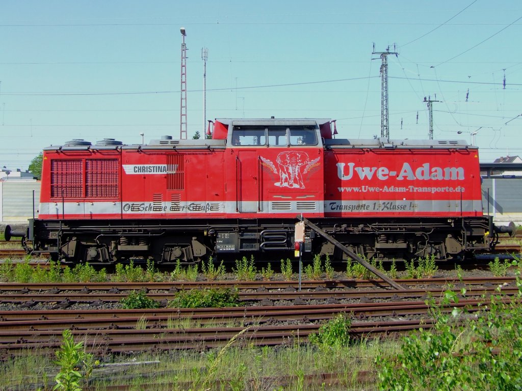 Lok Adam 11  Christina  (ex DR 112 597-0, ex DB 202 597-1) der  Fa. Uwe-Adam-Transporte am 24.05.2009 abgestellt in Troisdorf. Die Lok ist eine V 100.1 und wurde 1990 mit einem 1200 PS Motor ausgerstet.