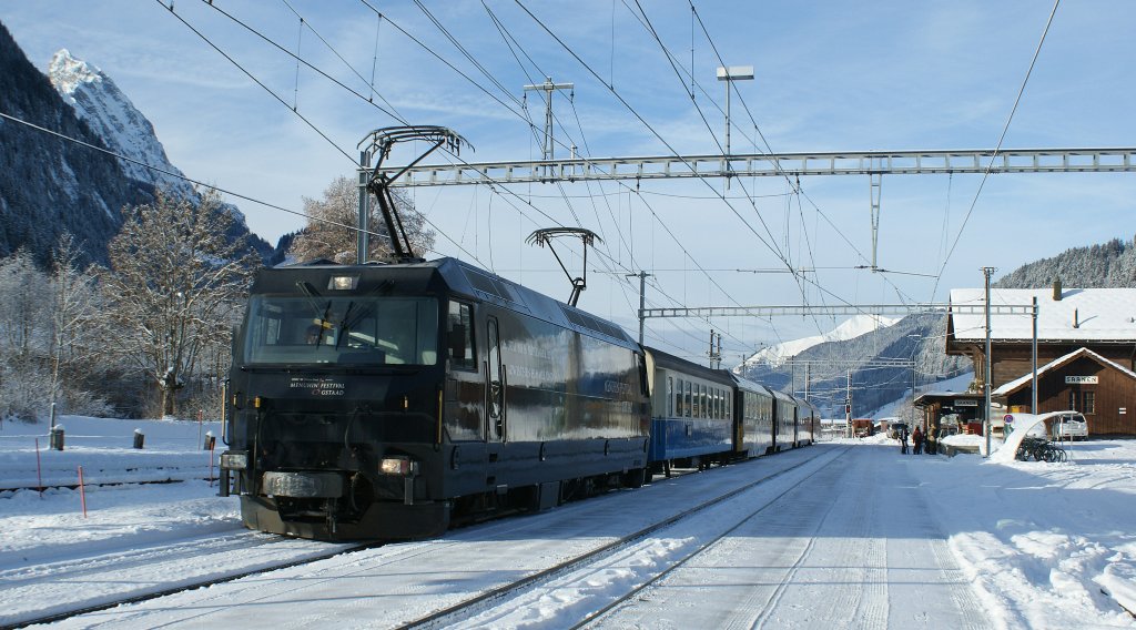 MOB Ge 4/4 with a the Goldenpass Panoramic 2216 in Saanen.
14.01.2010