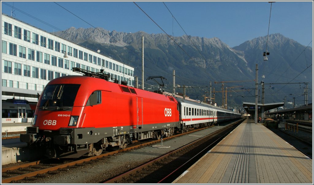 BB 1016 043-0 with the IC 118 Salzburg - Mnster is leaving Innsbruck.
16.09.2011