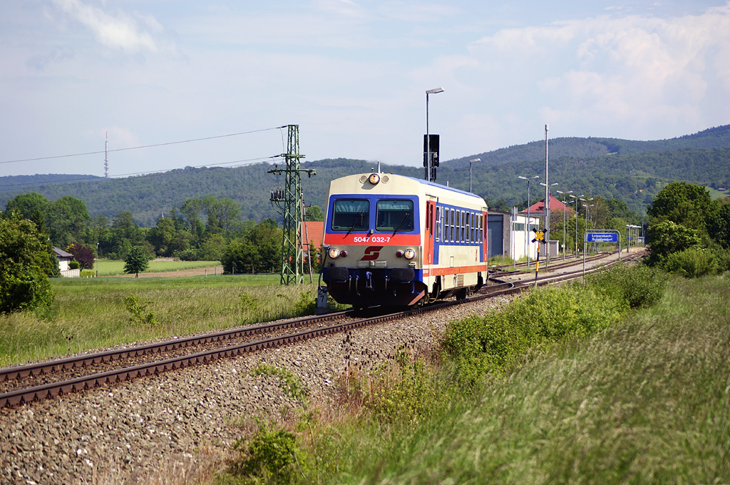 BB 5047 032 as R 7730 from Sopron/Hungary to Wiener Neustadt Hbf is leaving the station Loipersbach-Schattendorf, 25.05.2010.