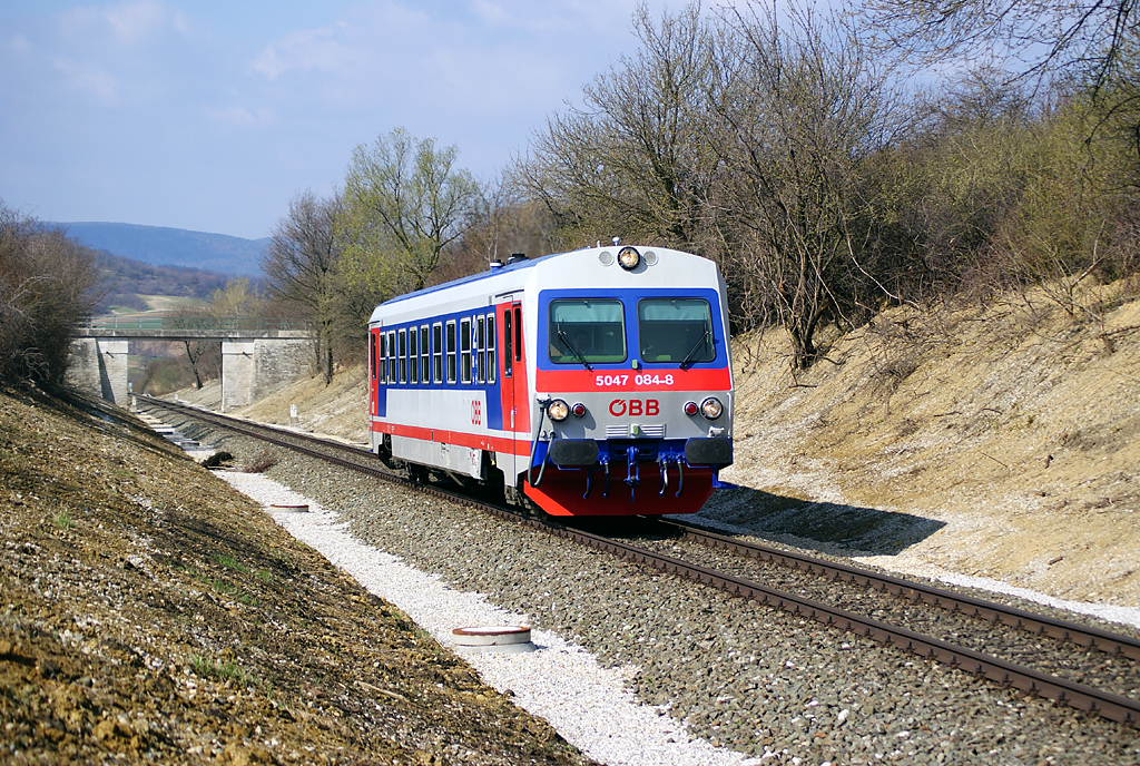 BB 5047 084 as Regionalzug from Wiener Neustadt Hbf to Sopron/Hungary, next to Loipersbach-Schattendorf,06.04.2010. 