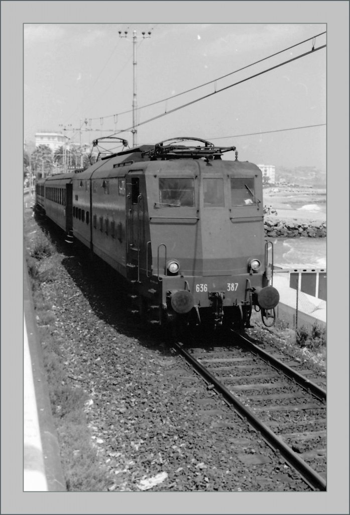 On the Beach is running the FS 636 387 by San Remo in the Summer 1985 on the way to Ventimiglia.
(Scanned negative)