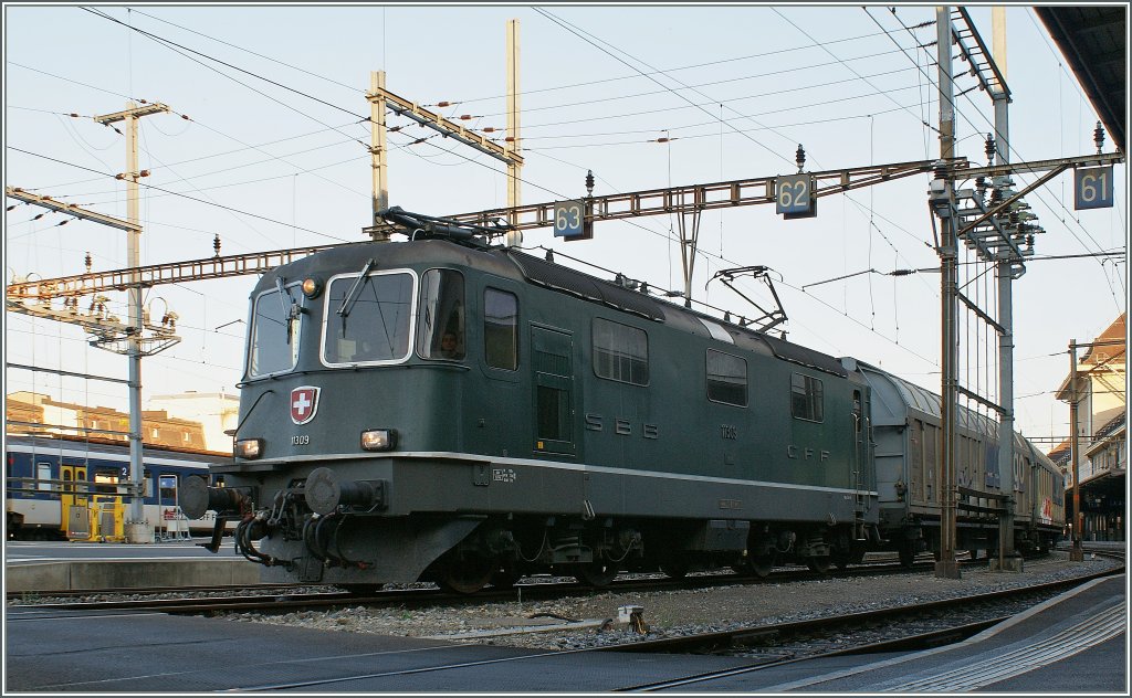 One of the last green Re 4/4 II: Re 4/4 II N 11309 with a Gargo train in Lausanne. 
24.05.2011
