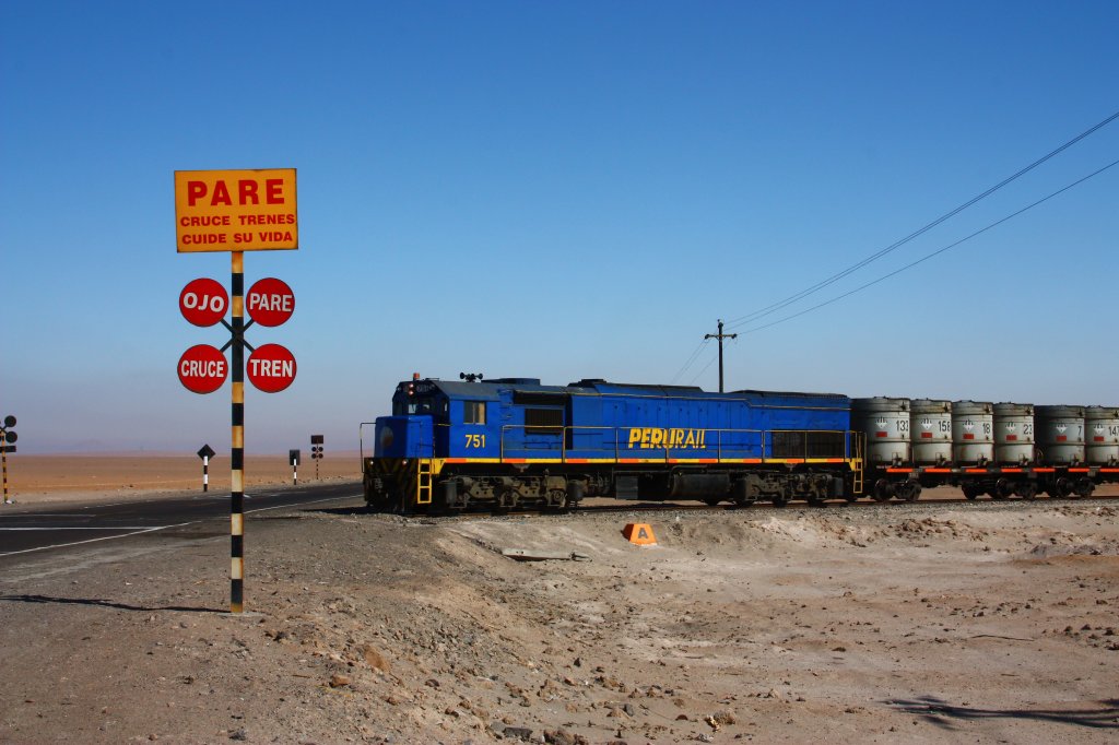 Perurail 751 with a train of containers full of acid liquids for the mines.
Near La Joya, crossing the Panamericana - Highway.
Looking South