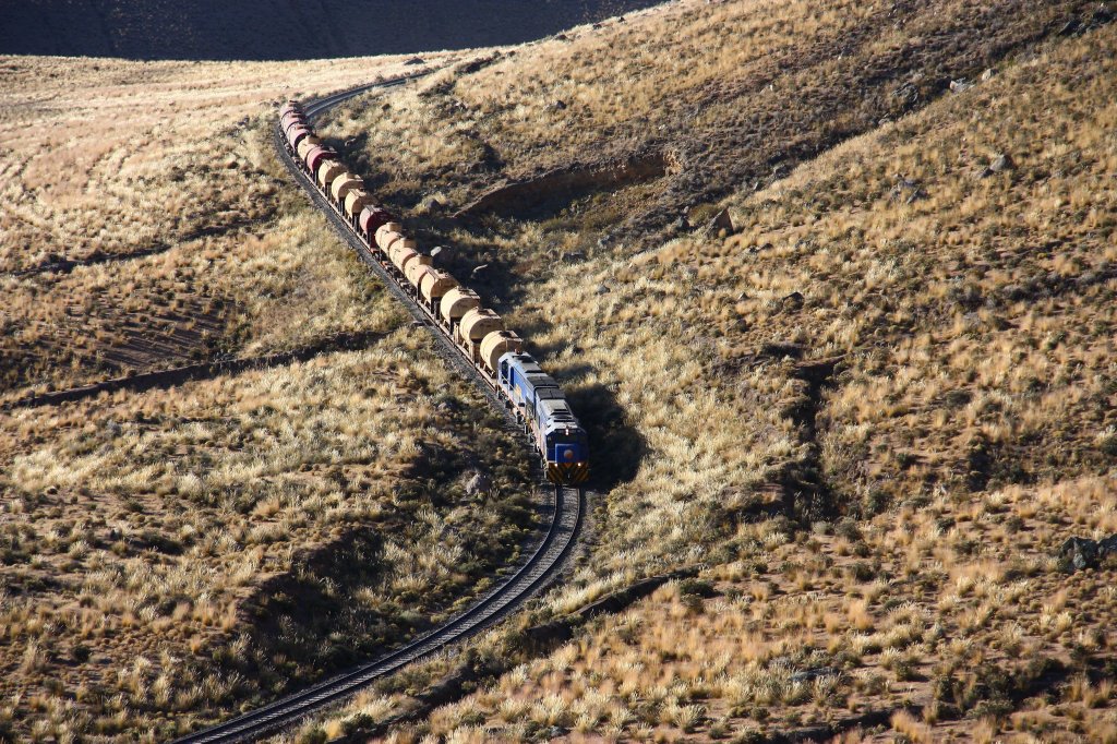 Perurail 752 & 756 on the final leg of their trip to Arequipa