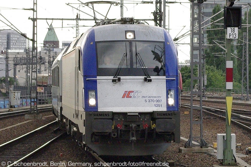 polish PKP-Intercity locomotive 5 370 007 1251 with EuroCity 47 from Berlin Main Station to Warszawa Wschod.
09. August 2010