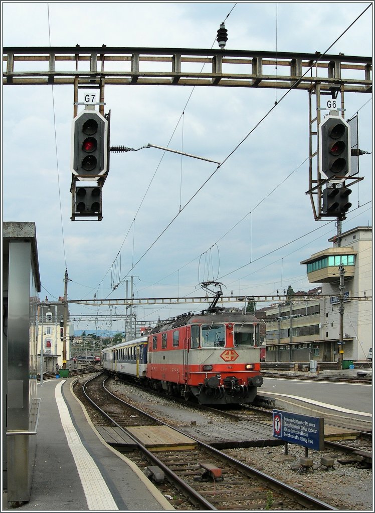 Re 4/4 II 11109 leaves with his RE Lausanne to Geneva.
06.07.2011