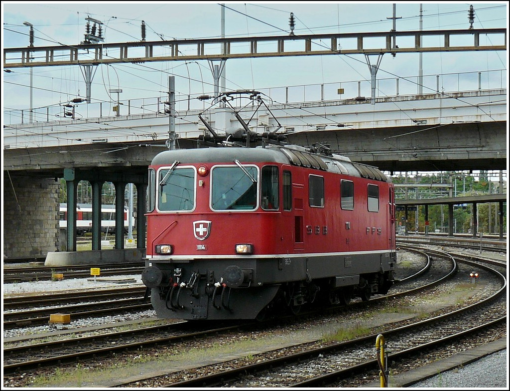 Re 4/4 II 11114 is running through the station of Basel on August 4th, 2008.