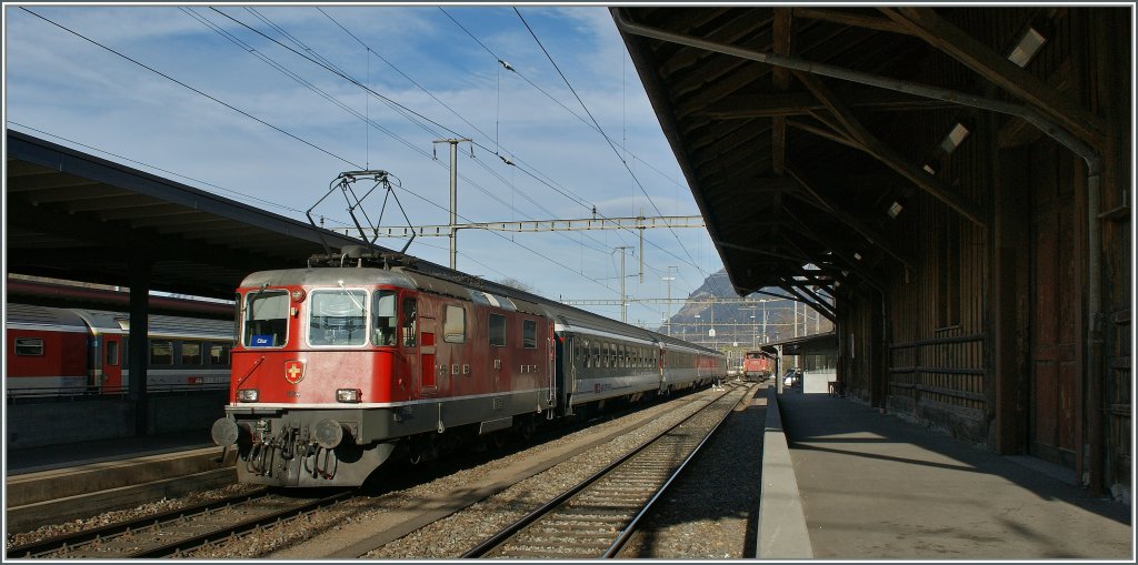 Re 4/4 II 11124 with a RE St Gallen - Chur by his stop in Landquart.
01.12.2011