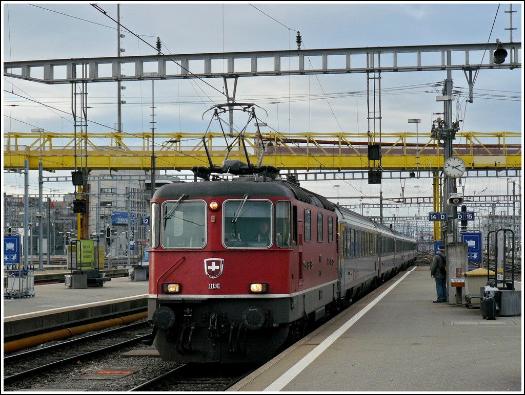 Re 4/4 II 11136 is arriving at the main station of Zrich on December 27th, 2009.