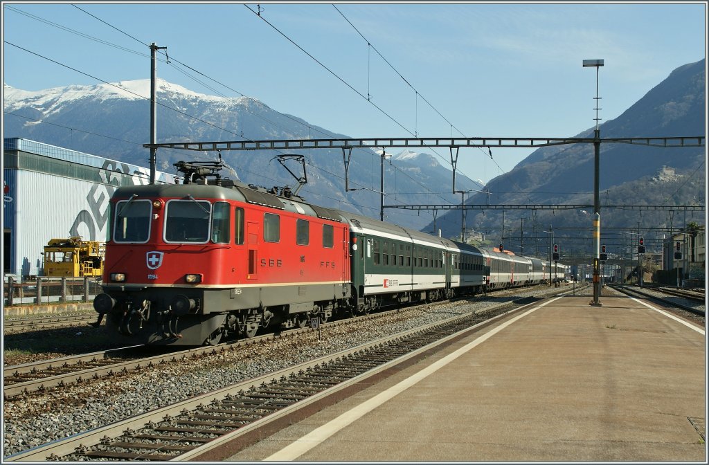 Re 4/4 II 11194 with the IR 2159 Basel - Locarno in Giubiasco. 
23.03.2011