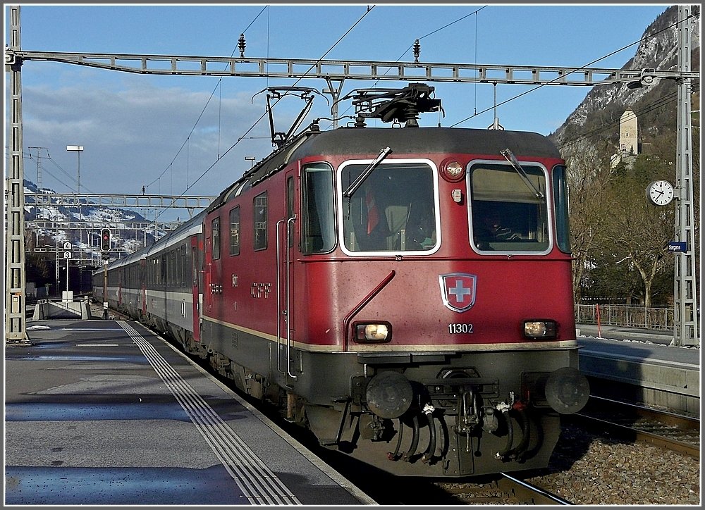 Re 4/4 II 11302 is arriving at the station of Sargans on December 22nd, 2009.