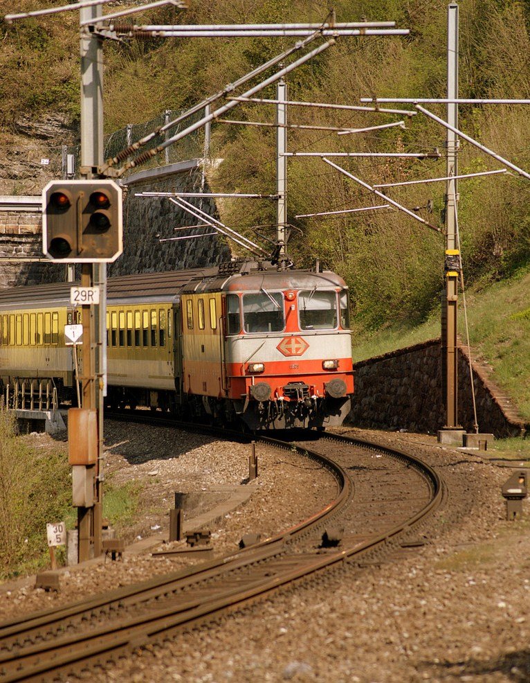 Re 4/4 II in  Swiss-Express  Colours by Flelen. 
15.04.2009