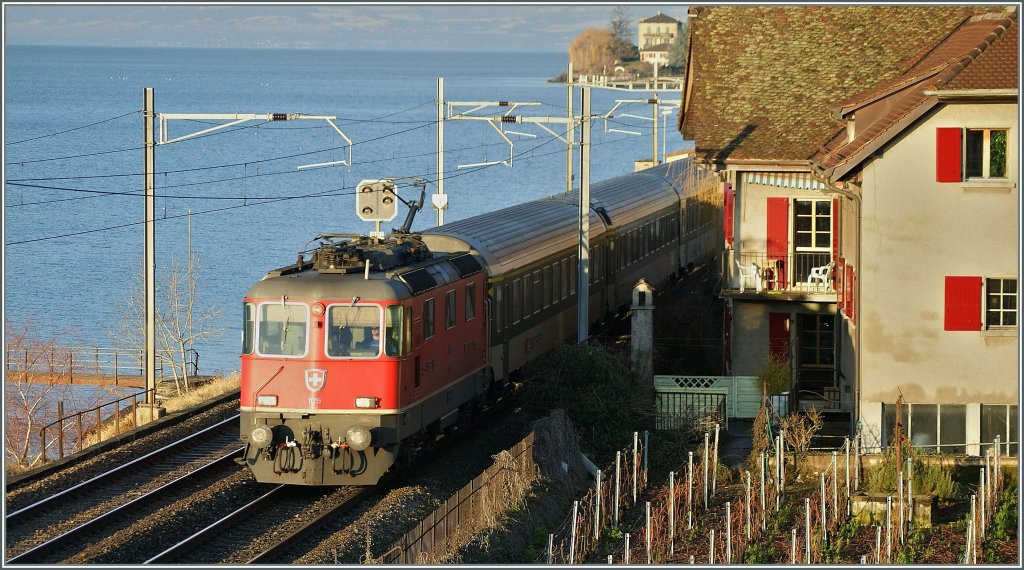 Re 4/4 II with an IR to Brig by St-Saphorin. 
25.01.2009