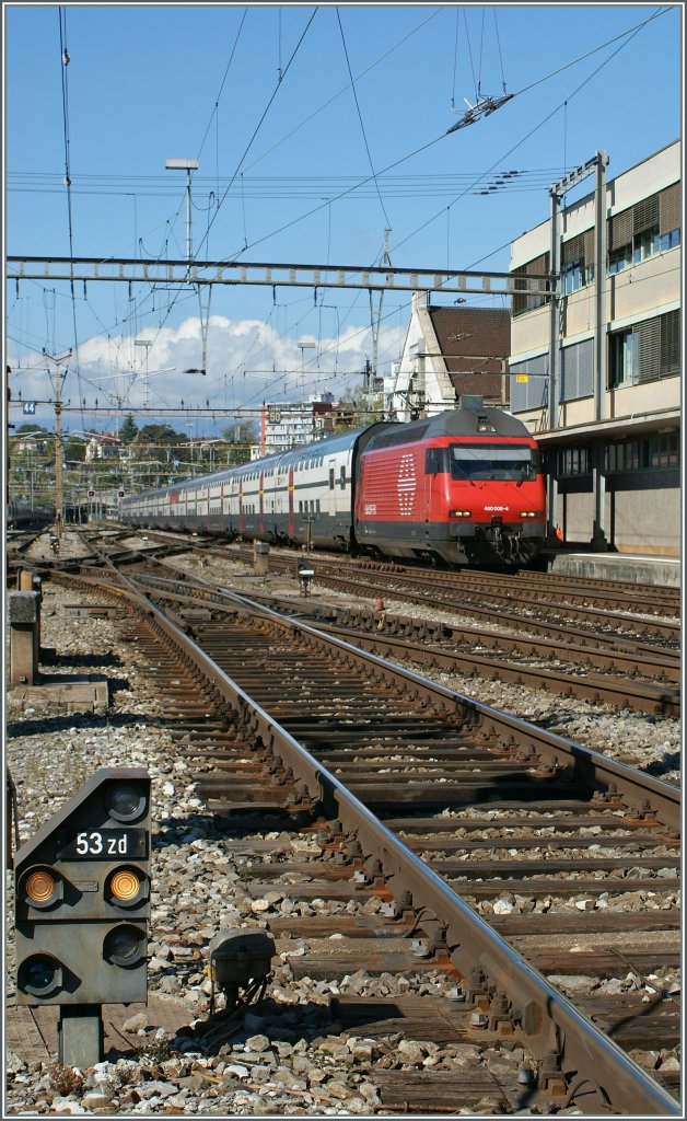 Re 460 009-4 with an IC to St Gallen is arriving at Lausanne. 
01.10.2010
