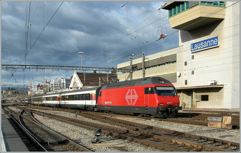 Re 460 043-3 with his IR to Brig is arriving at Lausanne. 
07.01.2011