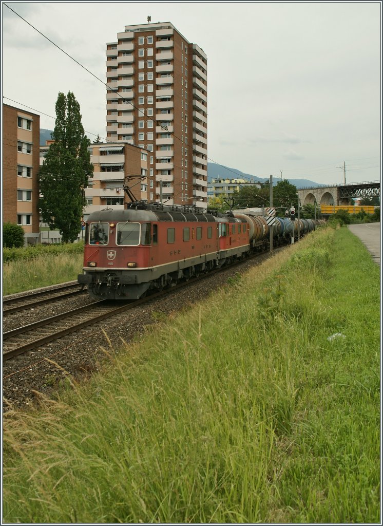 Re 6/6 11685 and a Re 44 II by Grenchen. 
07.06.2011