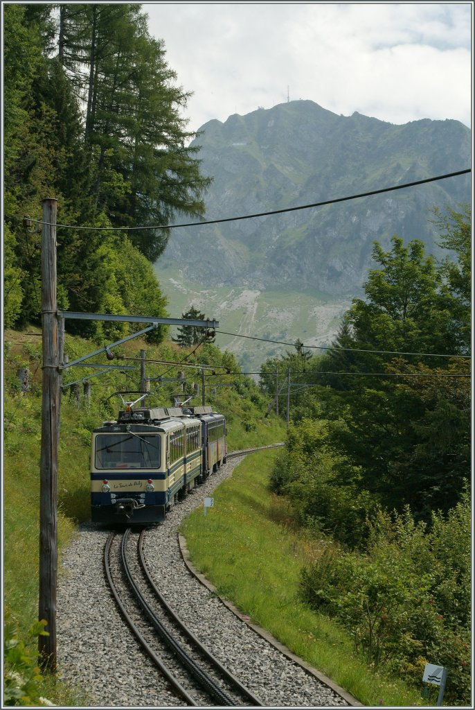 Rochers de Naye train Beh 4/8 N 304 and 303 on the way to the summit. By Les Hauts de Caux, 14.08.2012