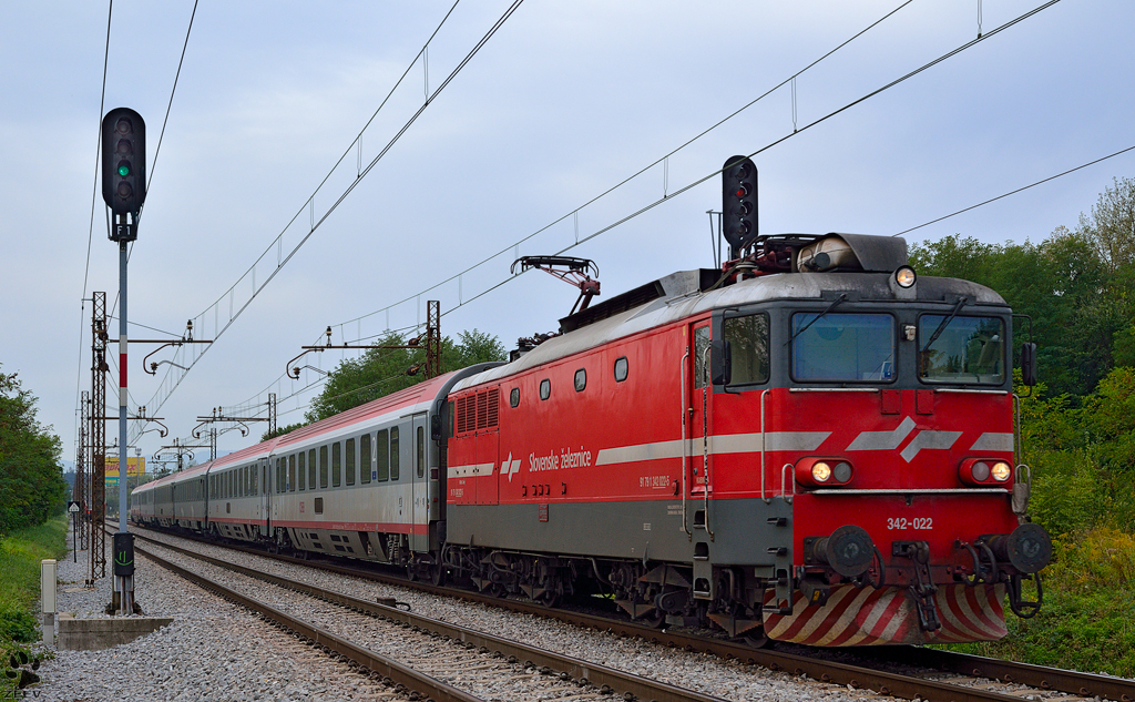 S 342-022 is hauling EC158 'Croatia' through Maribor-Tabor on the way to Vienna. /19.09.2012