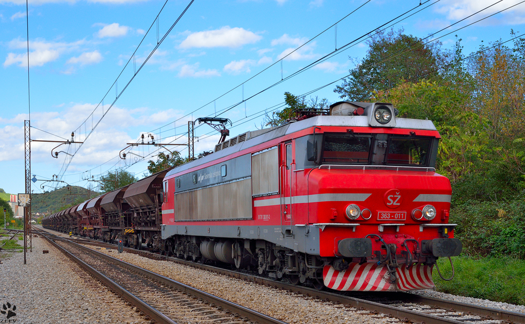 S 363-011 is hauling freight train through Maribor-Tabor on the way to the south. /25.09.2012