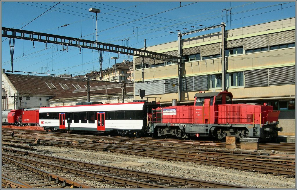 SBB Am 841 026-8 with a Domino carriage in Lausanne. 13.04.2011
