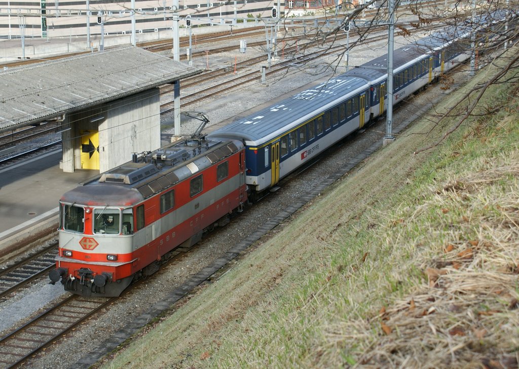 SBB Re 4/4 II 11109 in  Swiss Express  colours in La Chaux-de-Fonds.
28.11.2009