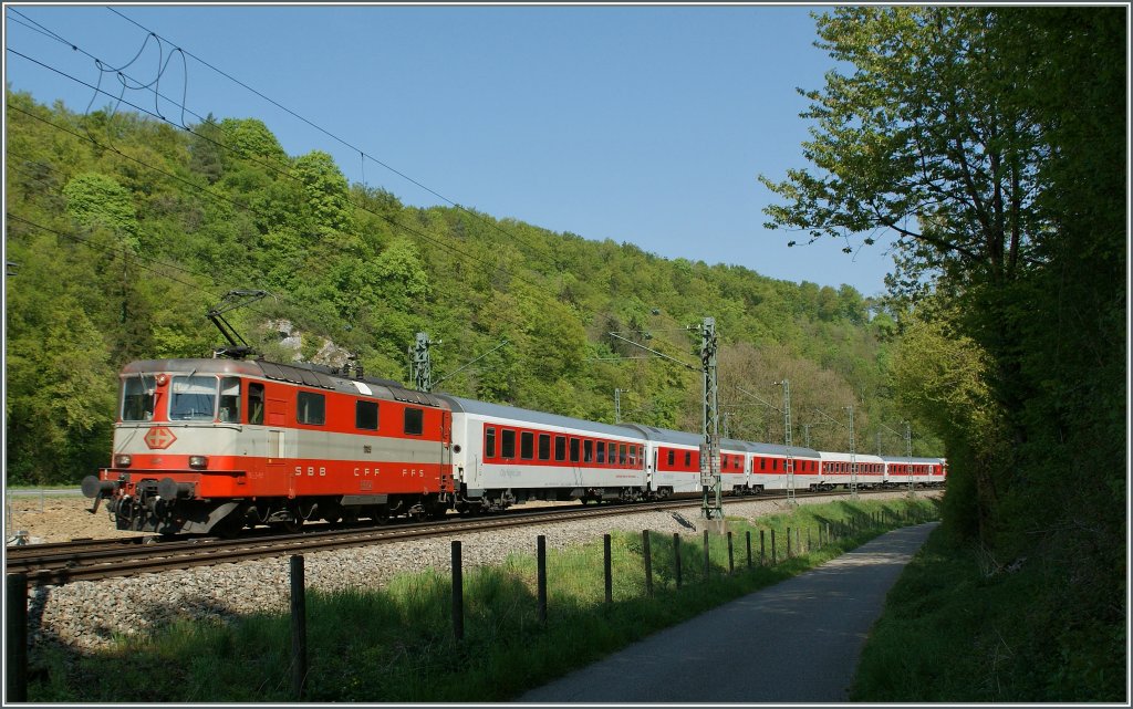 SBB Re 4/4 II 11109 with the CNL Praha/Berlin - Zrich on a special way  by Thayngen (works on the line by Rastatt).
22.04.2011