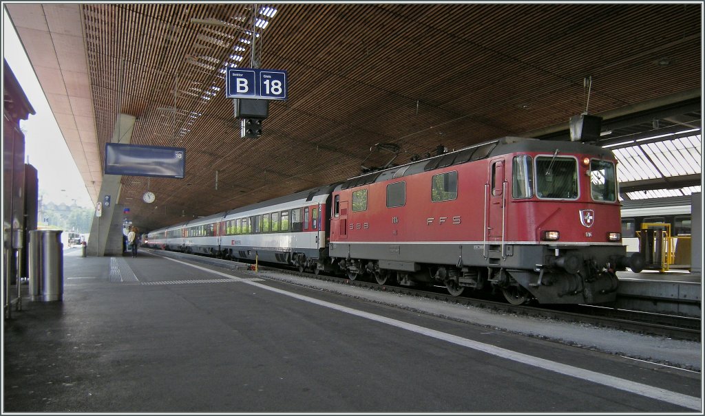 SBB Re 4/4 II 11114 with the IC 280 to Stuttgart in Zurich HB. 
20.06.2012