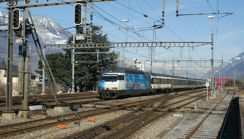 SBB Re 460 020-1 with IR to Geneva Airport in Martigny.
25.02.2009